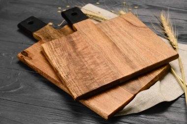 Gri ahşap arka planda tahtalar ve buğday dalları kesiliyor.