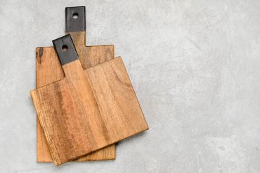 Gri arkaplanda tahta kesme tahtaları