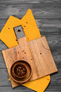 Gri ahşap arka planda karabiberli tahta ve kase kesme