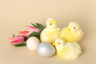 Tatlı tavuklar, laleler ve renkli Paskalya yumurtaları.