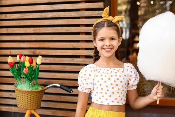 Niedliches Kleines Mädchen Mit Zuckerwatte Freien — Stockfoto