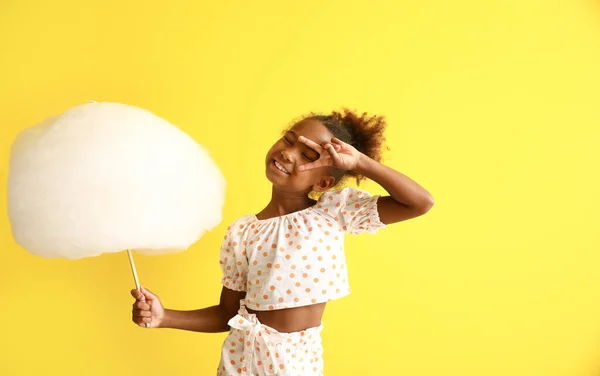 Kleine Afroamerikanische Mädchen Mit Zuckerwatte Auf Gelbem Hintergrund — Stockfoto