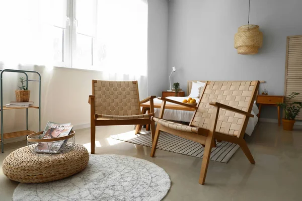 Interior Kamar Tidur Modern Dengan Kursi Lengan Wicker — Stok Foto