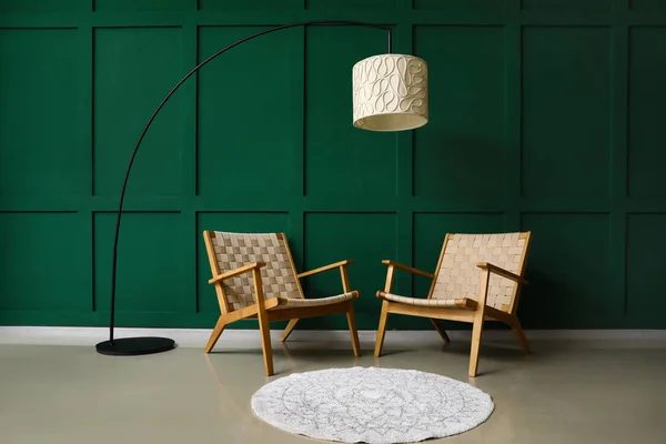 Stylische Sessel Und Lampen Der Nähe Der Grünen Wand — Stockfoto