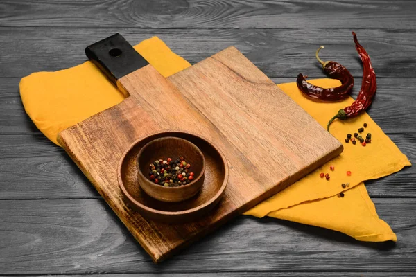 Gri ahşap arka planda karabiberli tahta ve kase kesme