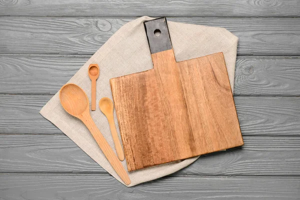 Cutting Board Spoons Grey Wooden Background — Stock Photo, Image