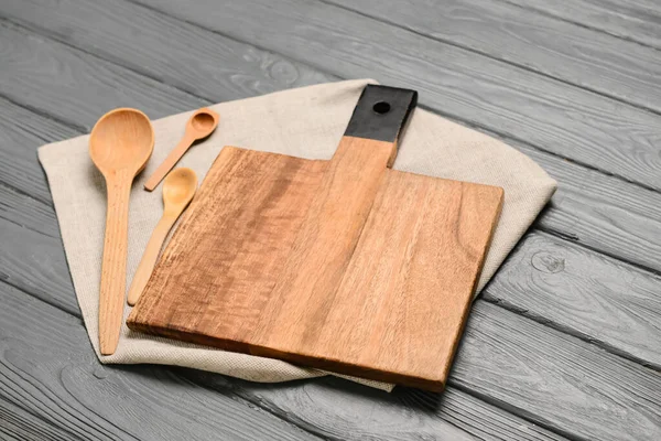 Cutting Board Spoons Grey Wooden Background — Stock Photo, Image