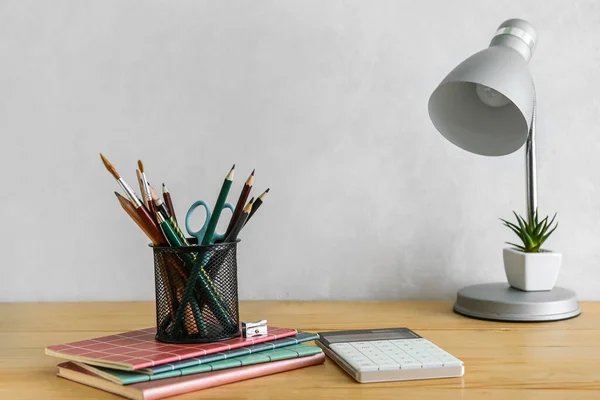 Lámpara Moderna Diferentes Artículos Escritorio Mesa Cerca Pared Luz —  Fotos de Stock