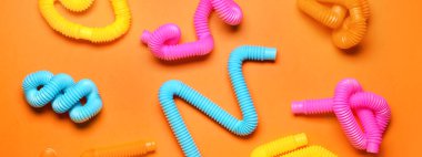 Turuncu arka planda pop tüpleri. Tasarım için pankart