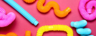 Pembe arka planda pop tüpleri. Tasarım için pankart