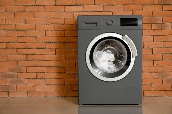 Moderne Wasmachine Buurt Van Bakstenen Muur — Stockfoto