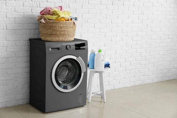 Pračka Koš Prádlem Zdi Bílých Cihel — Stock fotografie