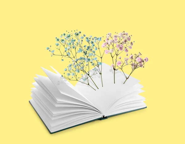 Otwarta Książka Pięknymi Kwiatami Żółtym Tle — Zdjęcie stockowe