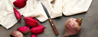 Koyu arkaplanda taze pancar ve bıçak.