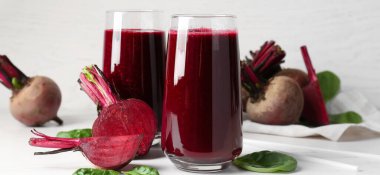 Hafif arka planda taze pancar püresi.