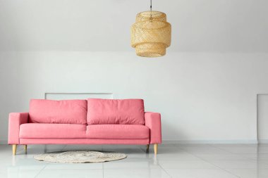 Modern kanepe oturma odasındaki ışık duvarının yanında.