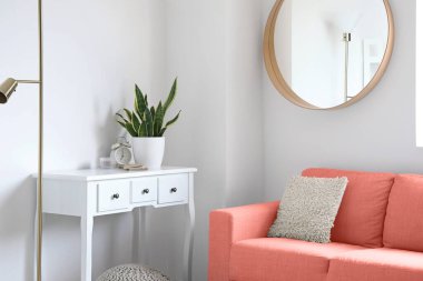 Masa ve kanepe oturma odasındaki ışık duvarının yanında. 