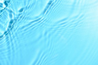 Mavi arkaplanda dalgalanmalar olan suyun dokusu, yakın plan