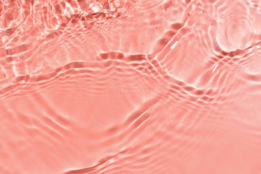 Pembe arka planda dalgalanmalar olan suyun dokusu, yakın plan