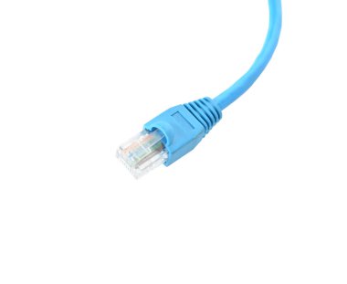 Modern internet kablosu beyaz arkaplanda izole edilmiş, yakın plan