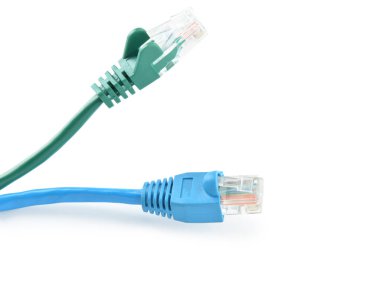 Modern internet kabloları beyaz arkaplanda izole edilmiş, yakın plan