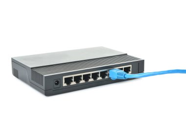 Modern wi-fi yönlendirici ve internet kablosu beyaz arkaplanda izole edildi