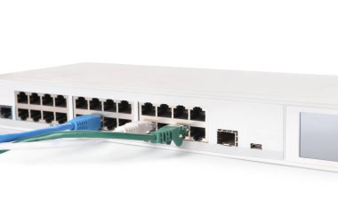 Modern wi-fi yönlendirici ve internet kabloları beyaz arkaplanda izole edilmiş, yakın plan