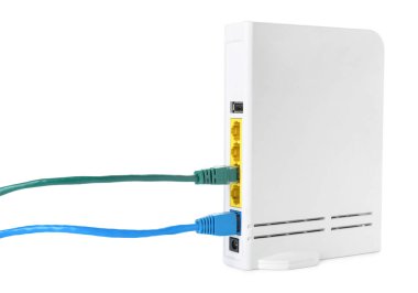 Modern kablosuz ağ yönlendirici ve internet kablosu beyaz arkaplanda izole edildi