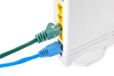 Modern wi-fi yönlendirici ve internet kabloları beyaz arkaplanda izole edilmiş, yakın plan