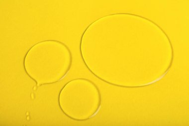 Renk arkaplanında kabarcıklar olan su damlaları