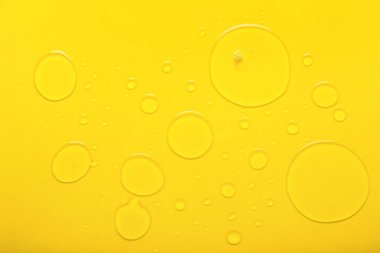 Renk arkaplanında kabarcıklar olan çok fazla su damlası