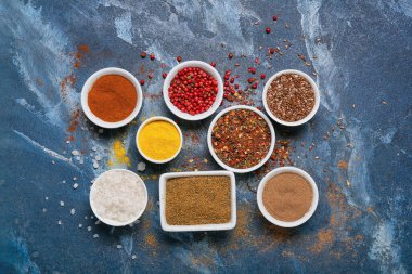 Mavi arkaplanda aromatik baharatlar dizisi