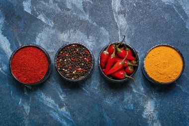 Mavi arkaplanda aromatik baharatlar dizisi