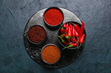 Koyu arkaplanda aromatik baharatlar dizisi