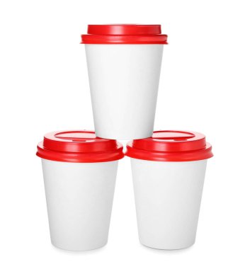 Beyaz arkaplanda paket kağıdı bardakları