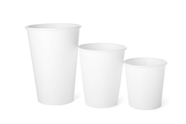 Beyaz arkaplanda paket kağıdı bardakları