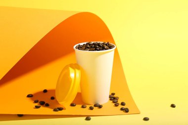 Renkli kahve çekirdekli paket kâğıt bardak.