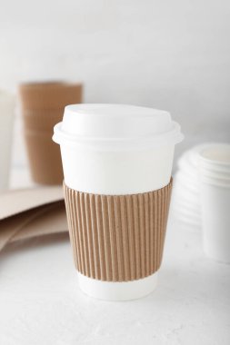 Paket kâğıt bardak masanın üstünde.