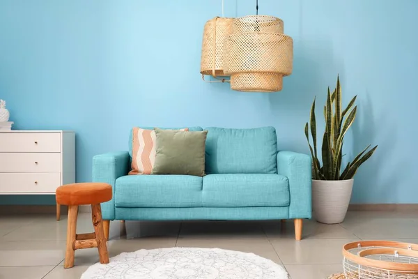 Interior Ruang Tamu Bergaya Dengan Sofa Nyaman Dekat Dinding Biru — Stok Foto
