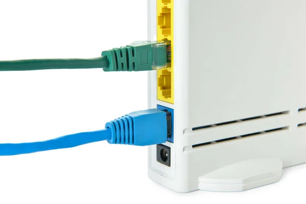 Nowoczesny Router Kable Internetowe Izolowane Białym Tle Zbliżenie — Zdjęcie stockowe