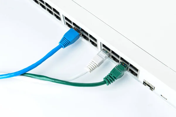Modern Yönlendirici Internet Kabloları Beyaz Arkaplanda Izole Edilmiş Yakın Plan — Stok fotoğraf