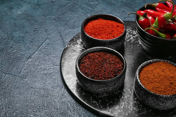 Koyu arkaplanda aromatik baharatlar dizisi, yakın plan.