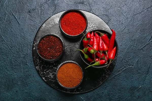 Koyu arkaplanda aromatik baharatlar dizisi