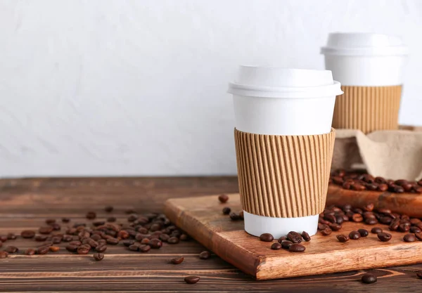 Takeaway Paper Cups Coffee Beans Table — Stock Photo, Image