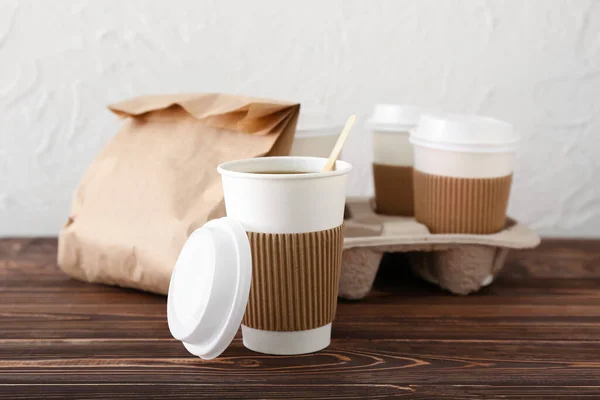 Takeaway Paper Cups Coffee Table — Stok fotoğraf