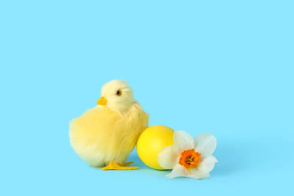 Cute Yellow Chicken Easter Egg Flower Blue Background — Zdjęcie stockowe