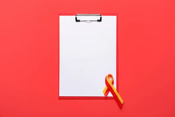 Awareness Ribbon Mit Klemmbrett Auf Rotem Hintergrund Hepatitis Konzept — Stockfoto