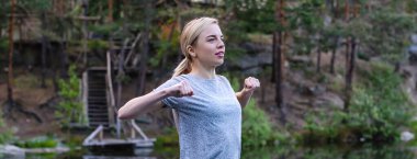 Sportif genç kadın parkta eğitim