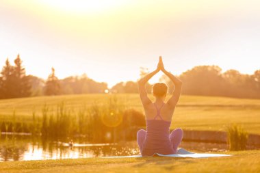 pratik Yoga açık havada güzel genç kadın 