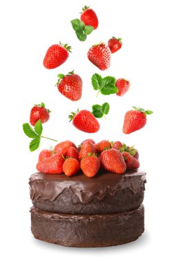 Beyaz arka planda taze çilekli lezzetli çikolatalı pasta.
